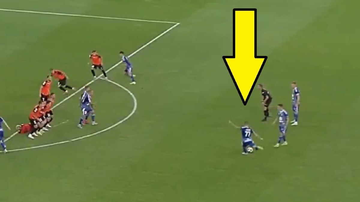Twitter / Screen / TVP Sport / Na zdjęciu: Piotr Ceglarz strzelił gola bezpośrednio z rzutu wolnego