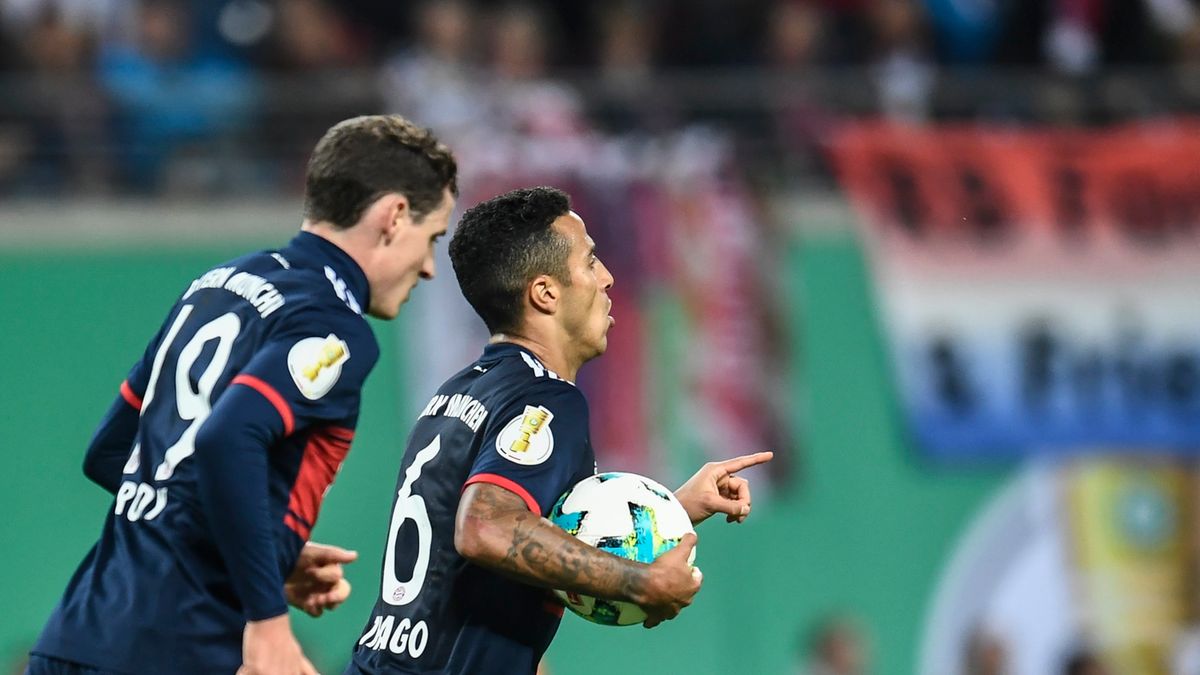 PAP/EPA / FILIP SINGER / Na zdjęciu: Thiago Alcantara (w środku) cieszy się z gola