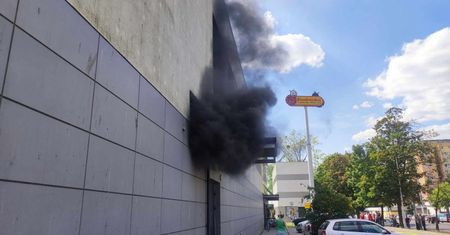 Ogromne zadymienie w Biedronce. Większość towaru trafi do utylizacji
