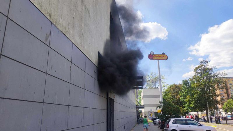 Ogniem zajęty był samochód na parkingu 