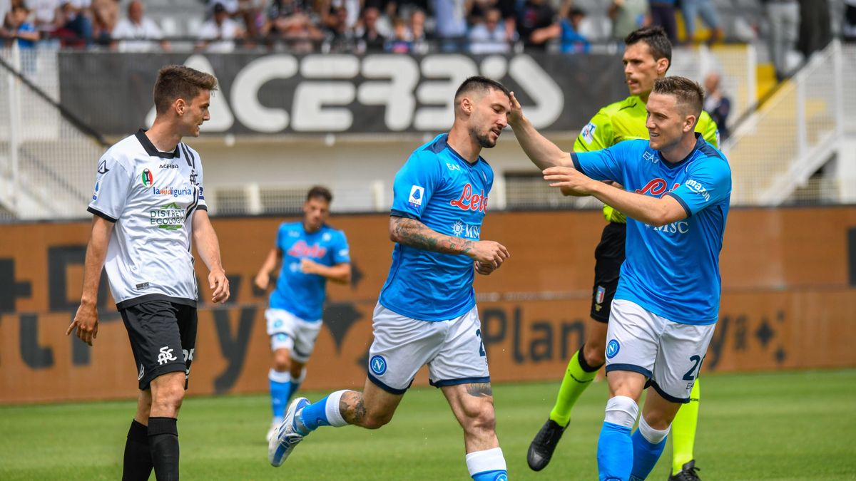 PAP/EPA / FABIO FAGIOLINI / Na zdjęciu: piłkarze SSC Napoli (z prawej strony)