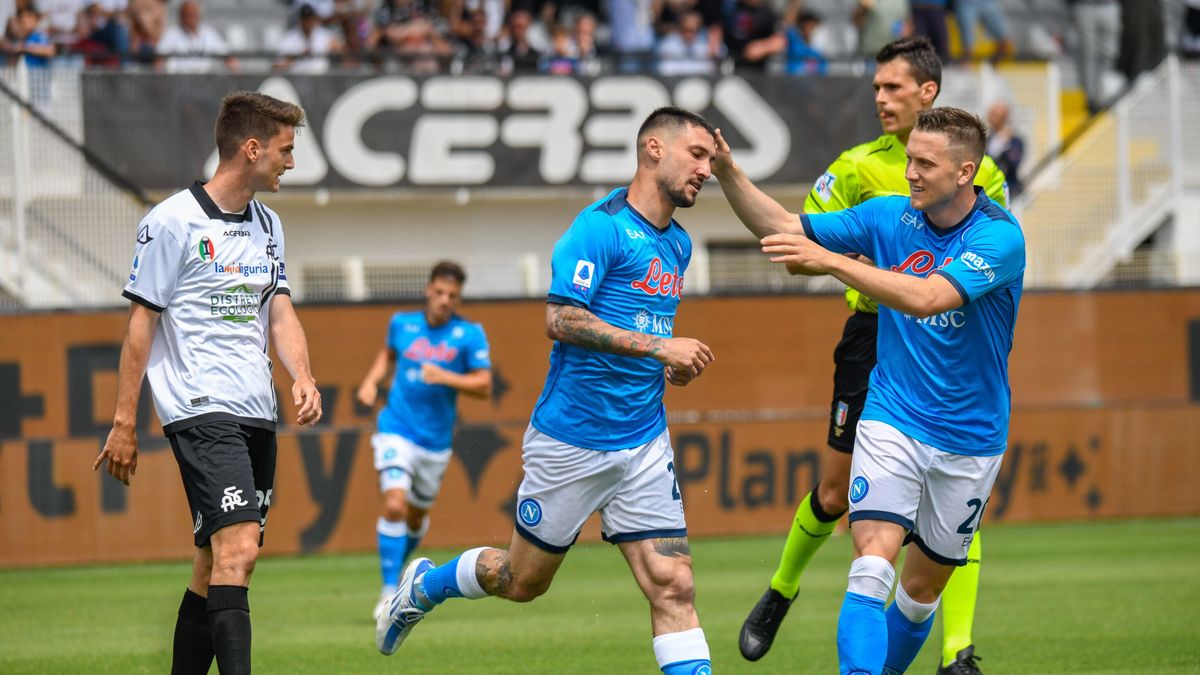 Zdjęcie okładkowe artykułu: PAP/EPA / FABIO FAGIOLINI / Na zdjęciu: piłkarze SSC Napoli (z prawej strony)