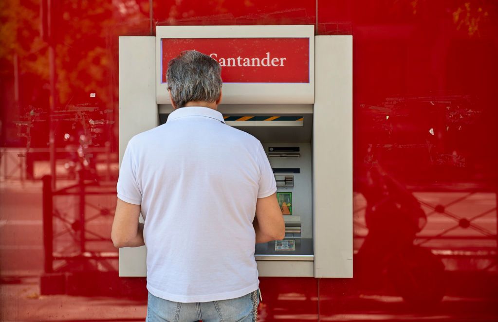 Santander miał błąd pozwalający wypłacić z bankomatu więcej niż było na koncie
