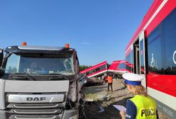 Wypadek pociągu w Kołbaskowie. Uderzył w TIR-a. Ewakuacja pasażerów