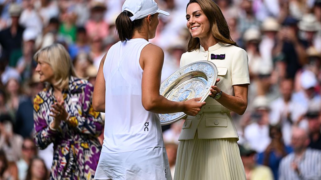 Getty Images / Daniel Kopatsch / Księżna Kate wręcza trofeum Idze Świątek po finale Wimbledonu