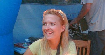 Gosia Andrzejewicz przebiera się w toalecie na stacji