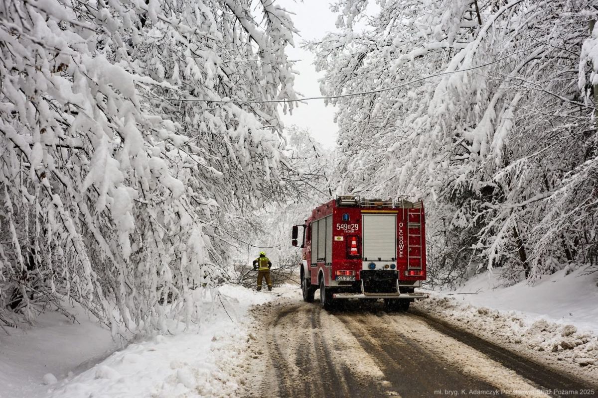 Prawie 3 tys. interwencji strażaków. Południe Polski pod śniegiem