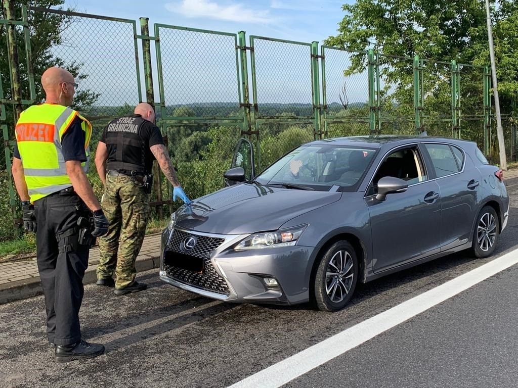 Co zabrać ze sobą za granicą? Obowiązkowe wyposażenie samochodu