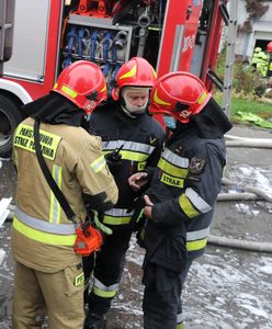Warszawa. Kierowca zasłabł podczas jazdy. "Nie było wolnej karetki, pomogli strażacy"