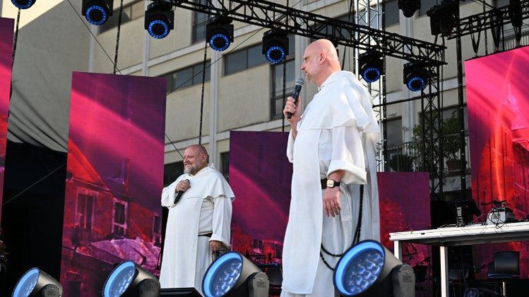 Ojcowie Szustak i Nowak w Casa Polonia: "Jezus mówi: chcę się tobą zająć"