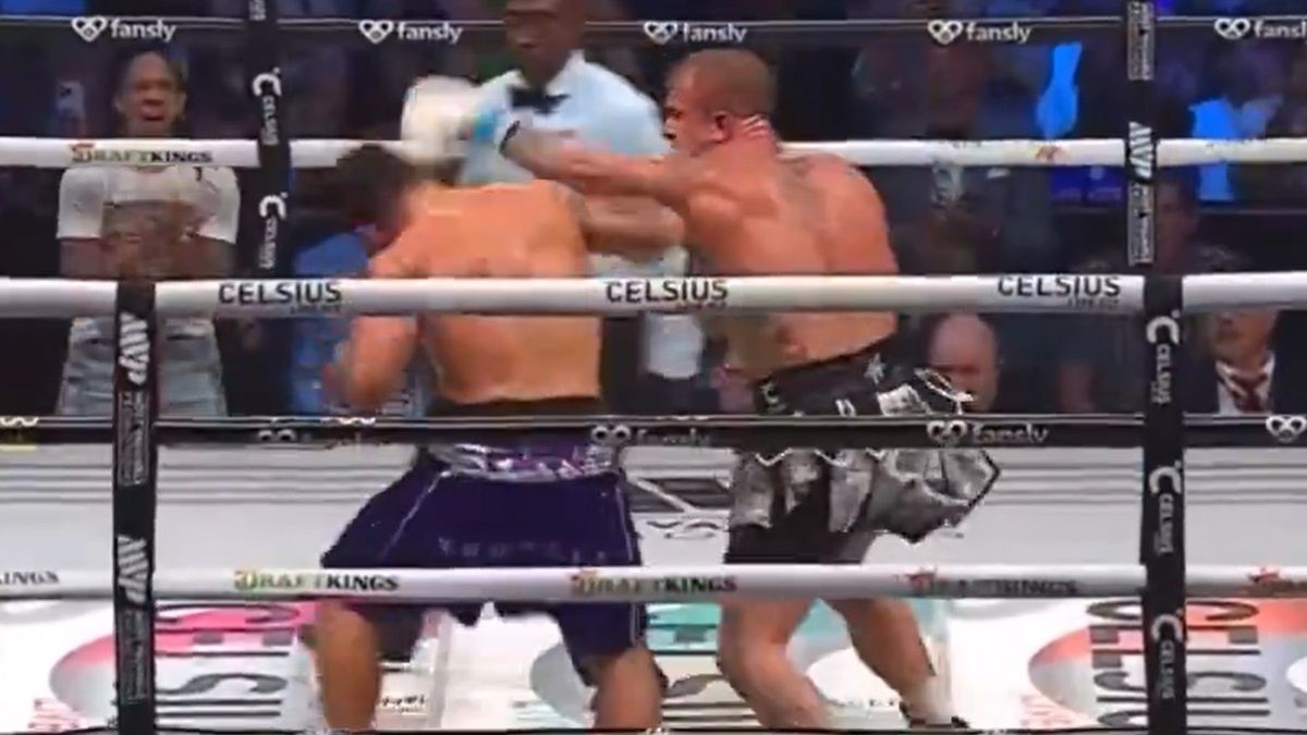 Twitter / Na zdjęciu: Jake Paul nokautuje Mike'a Perry'ego
