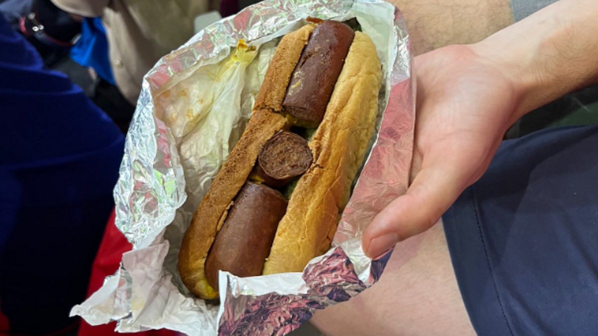 Tak wyglądał hot dog, który jeden z kibiców zakupił od sprzedawcy z Kataru