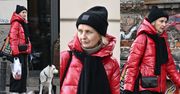 Pozbawiona makijażu Izabela Kuna przemierza warszawskie ulice z czworonożnym przyjacielem