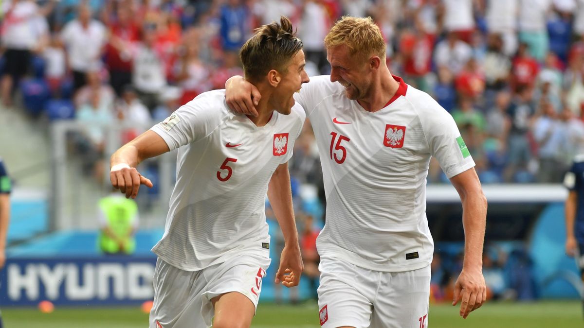 Polacy Jan Bednarek (z lewej) i Kamil Glik (z prawej) cieszą się ze zdobytej bramki podczas meczu grupy H piłkarskich mistrzostw świata z Japonią