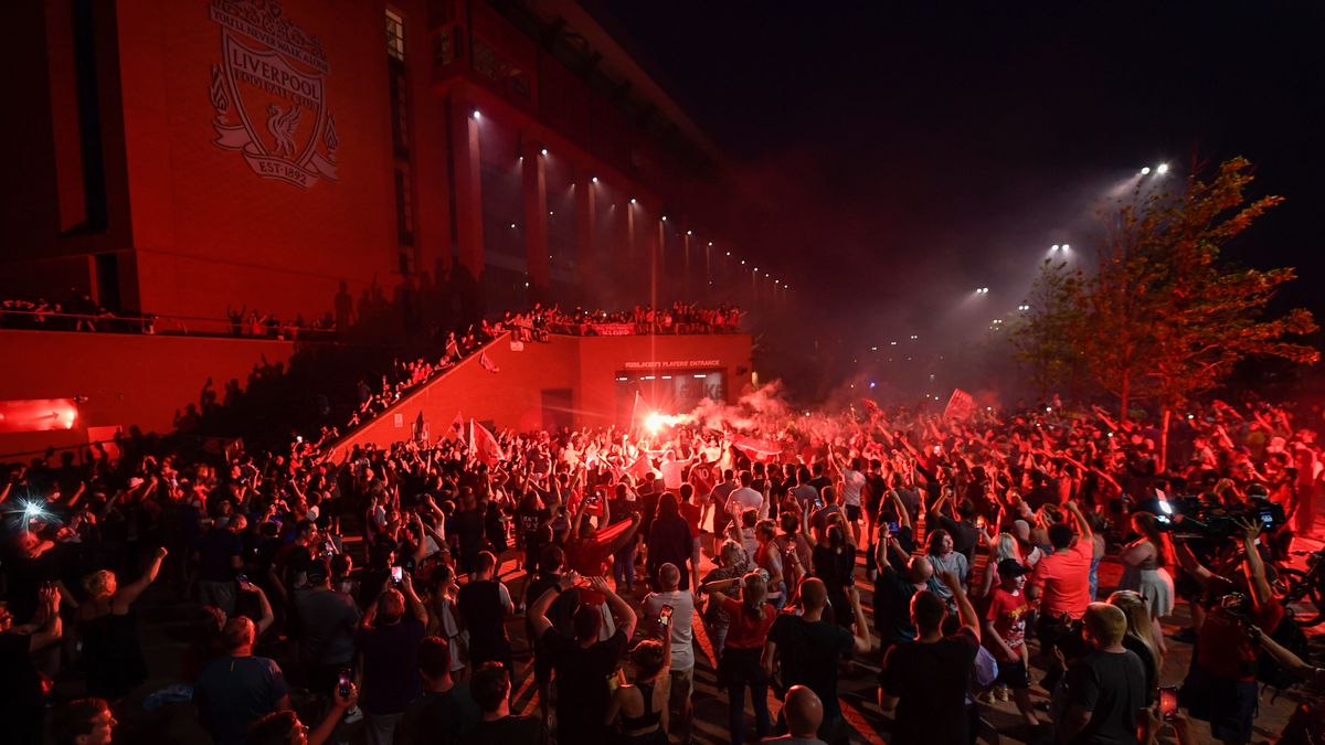 Zdjęcie okładkowe artykułu: PAP/EPA / PETER POWELL  / Na zdjęciu: świętujący kibice Liverpool FC