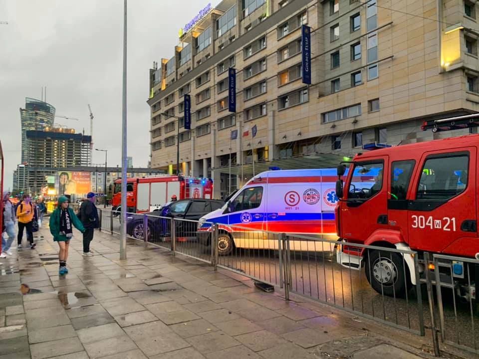 Warszawa. Wypadek na placu Zawiszy. Kolizja obok przystanku autobusowego