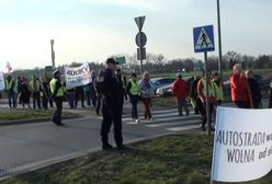 Protestują przeciwko budowie linii elektroenergetycznej. Blokady na wyjazdach z Warszawy