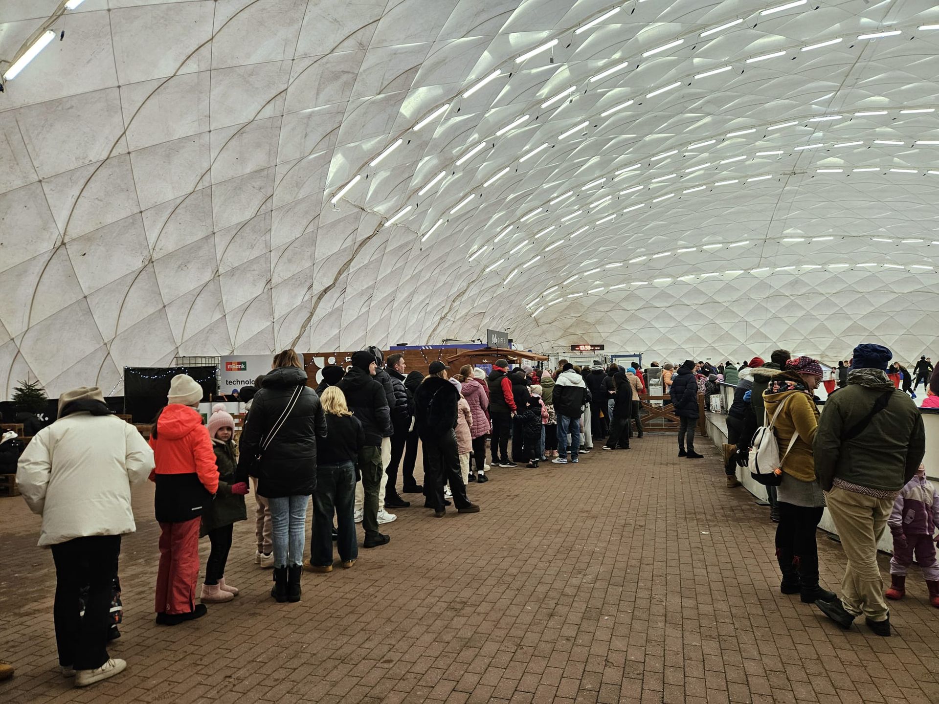 Konieczność czekania w kolejkach nie zniechęca amatorów łyżwiarstwa