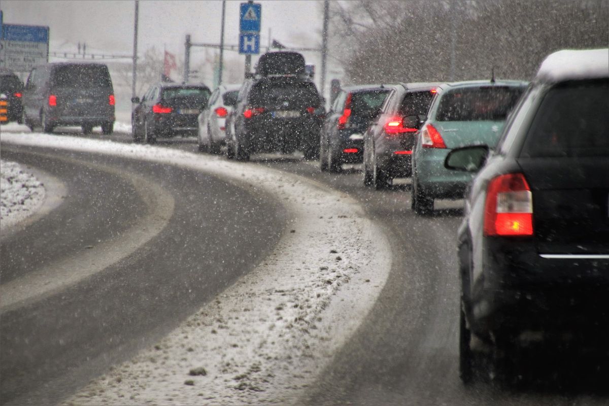 Pogoda. Sypnie śniegiem w górach. Na nizinach opady śniegu z deszczem