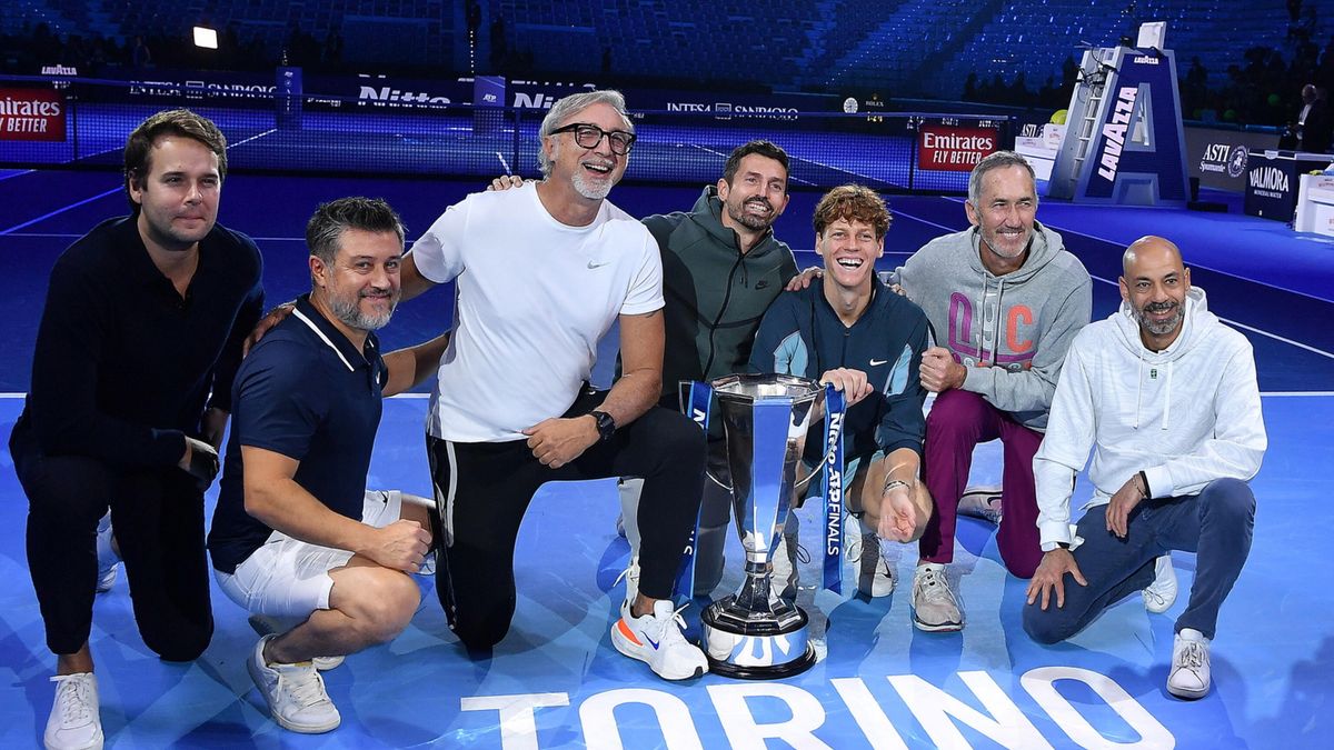 PAP/EPA / Alessandro di Marco / Na zdjęciu: Jannik Sinner (trzeci z prawej) z członkami swojego sztabu po triumfie w ATP Finals 2024. W środku Simone Vagnozzi, drugi od prawej Darren Cahill.