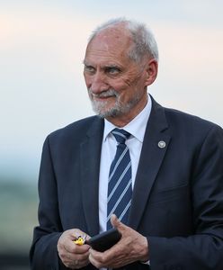 Macierewicz zablokował przejazd. Podeszły kobiety, niespodziewany finał