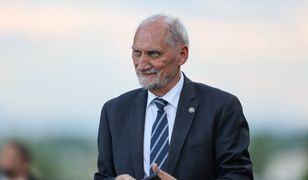 Macierewicz zablokował przejazd. Podeszły kobiety, niespodziewany finał