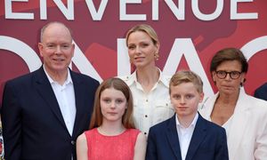 Księżna Charlene w kremowej sukience. Tak wyglądała podczas rodzinnego wystąpienia
