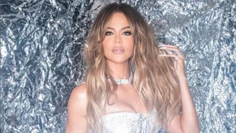 Khloe Kardashian znów przyłapana na używaniu Photoshopa. Fani: "Co stało się z twoją nogą?" (FOTO)