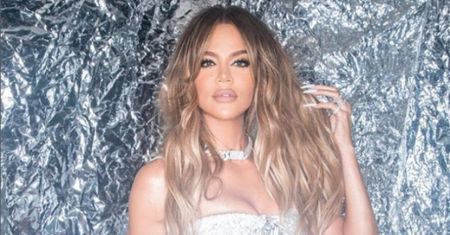 Khloe Kardashian znów przyłapana na używaniu Photoshopa. Fani: "Co stało się z twoją nogą?" (FOTO)