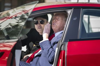 Elon Musk zmienia priorytety. Wybrał Teslę zamiast Trumpa