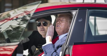 Elon Musk zmienia priorytety. Wybrał Teslę zamiast Trumpa