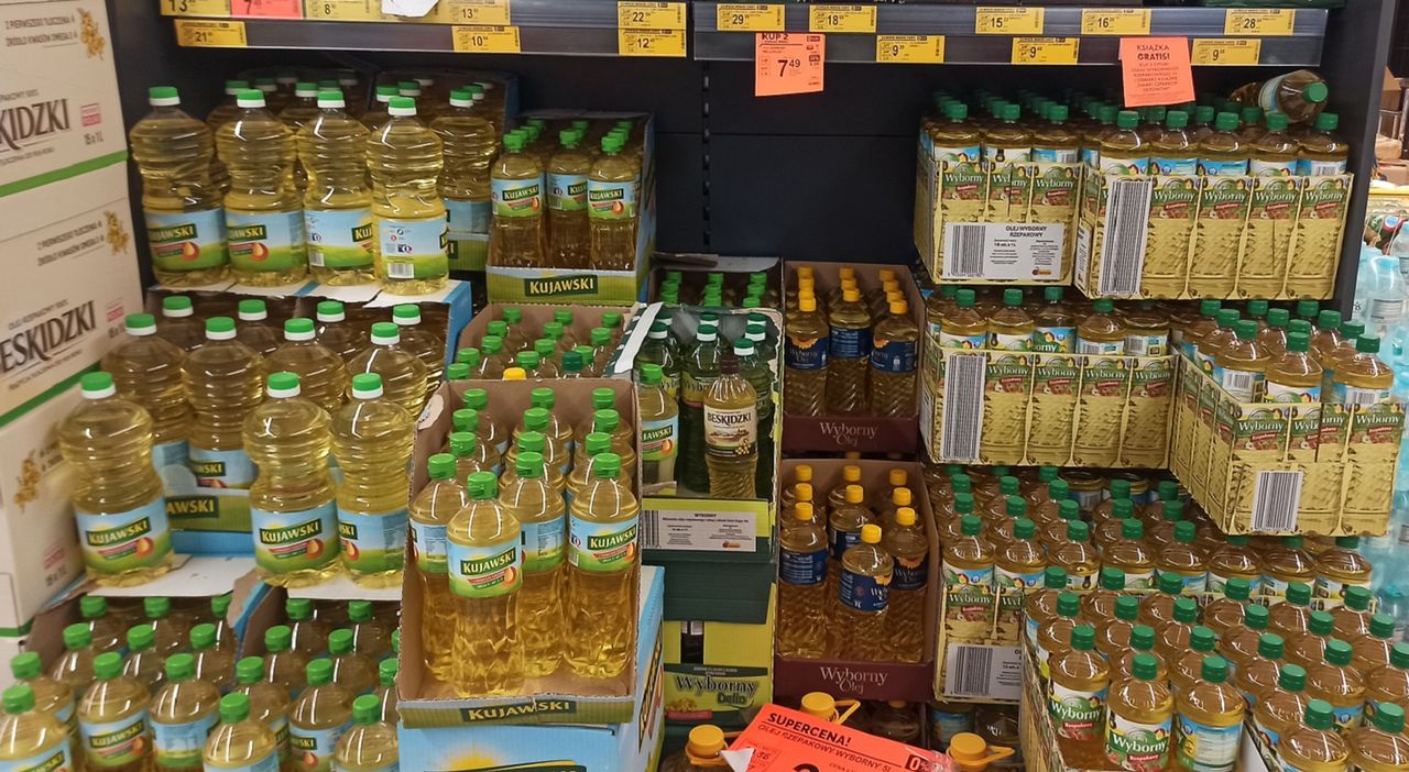 Porównaliśmy ceny oleju w popularnych supermarketach. Tutaj kupisz go najtaniej