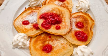 Z sera z wiaderka robię placki. Z owocami smakują jak marzenie. Dzieci mówią, że nie jadły lepszych