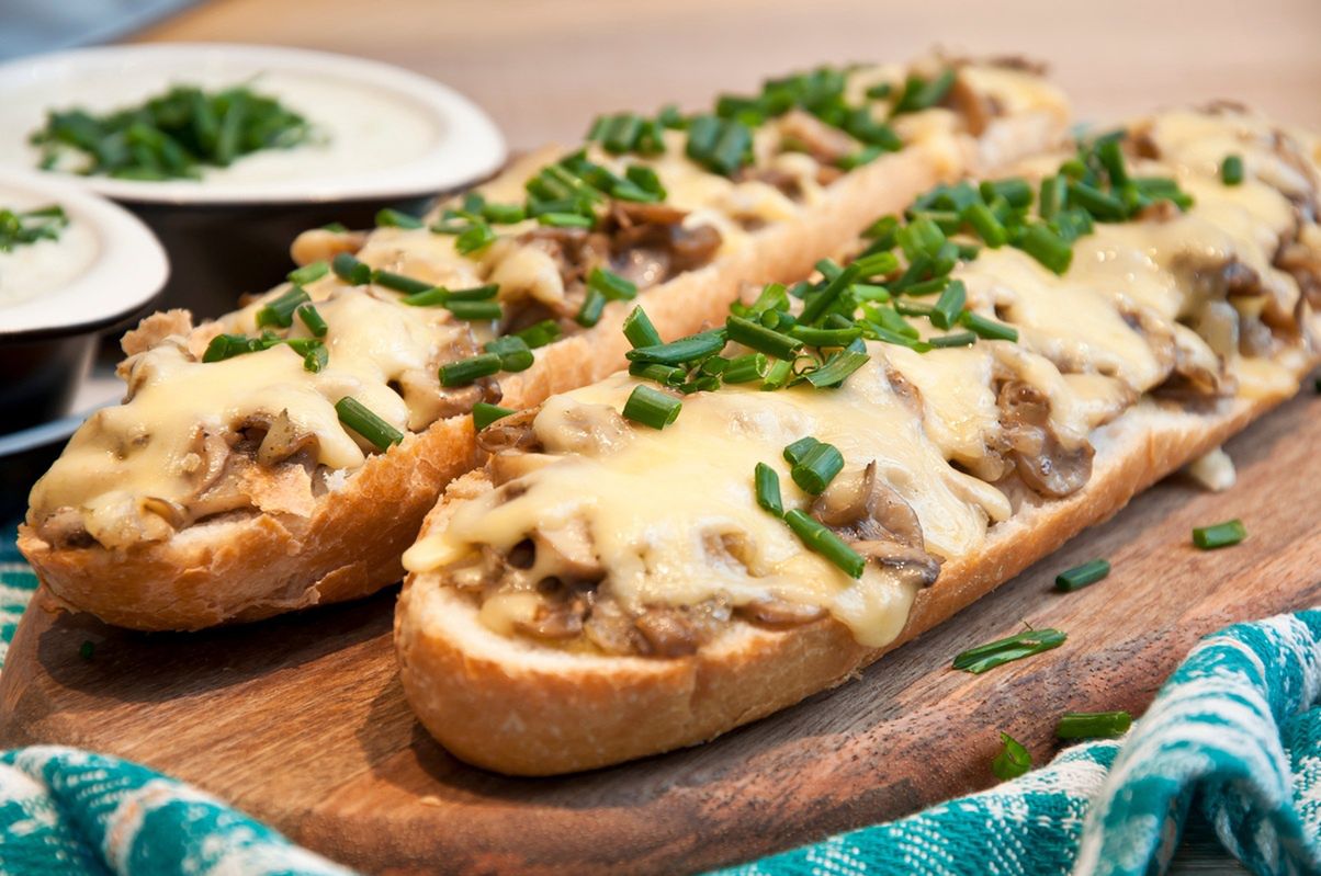 Takie zapiekanki sprzedawali 30 lat temu w budkach. Kluczowy jest trik z pieczarkami