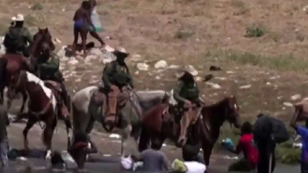 Szokujące sceny na granicy. Amerykanie łapią emigrantów na... lasso (foto: Twitter)