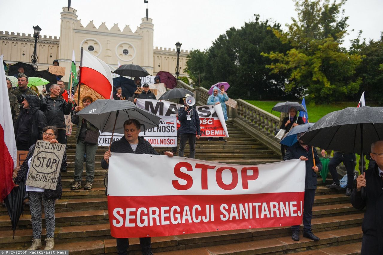 "Chcemy walczyć z segregacją sanitarną". Nowy ruch przeciwników szczepień