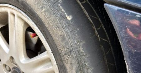 Jazda na zimówkach latem rodzi ryzyko większe niż mandat