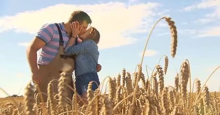 Anna i Grzegorz z "Rolnik szuka żony" na romantycznym zdjęciu. Miłość kwitnie