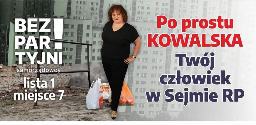 Marta Kowalska pozuje na tle siatek, bloków i trzepaka
