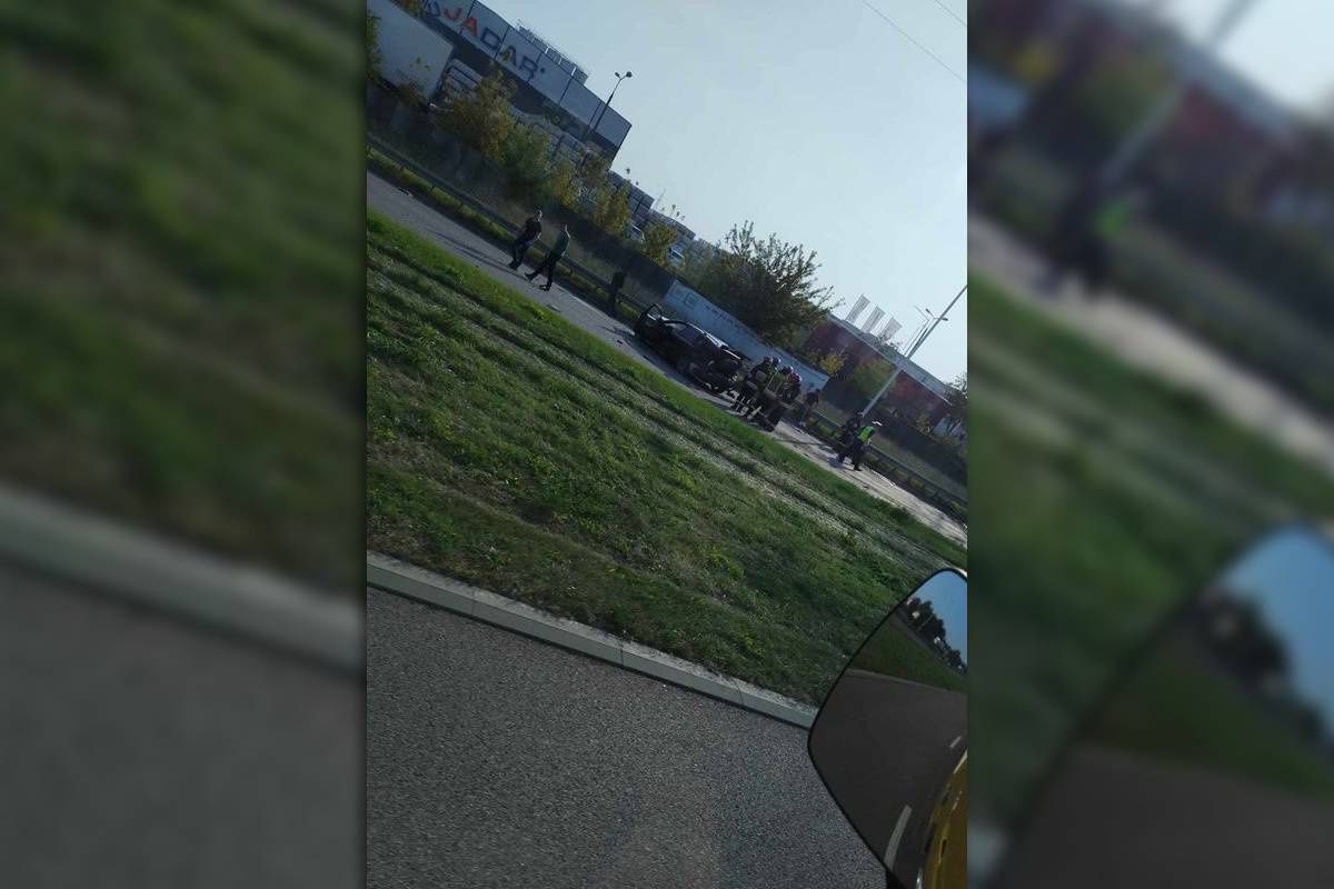 Zablokowana ul. Mełgiewska po zderzeniu dwóch samochodów
