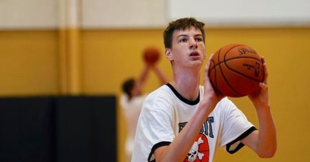 Olivier Rioux debiutuje w lidze akademickiej. Już przewyższa legendy NBA
