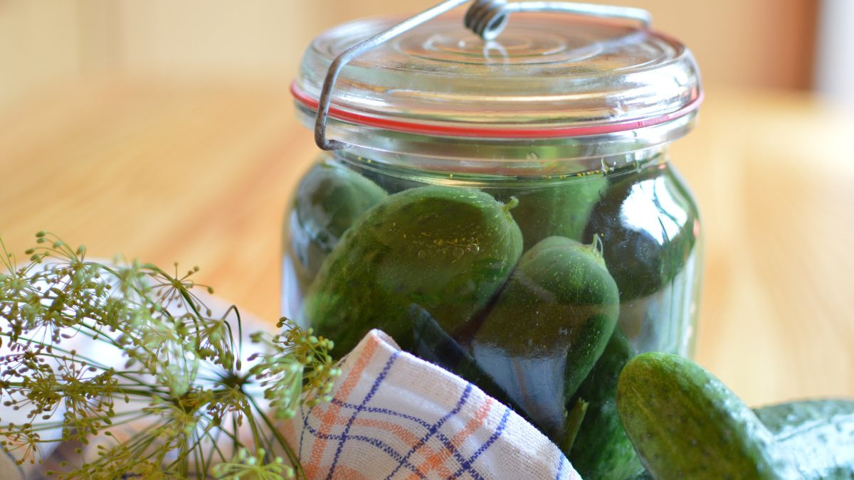 Ogórki małosolne z nietypowymi składnikami. Koniecznie wypróbuj!