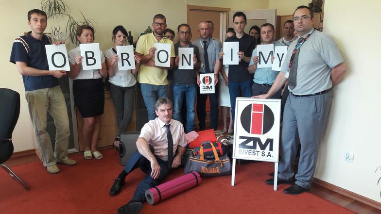 Leon Marciniec (na dole) w towarzystwie pracowników. Od piątku nie opuścili siedziby spółki