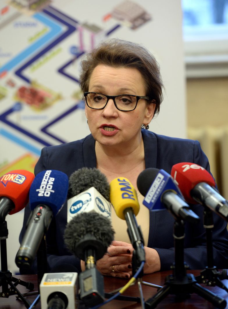 Minister Zalewska obiecuje 5 tys. nowych miejsc pracy. Szef ZNP łapie się za głowę: skąd te dane?