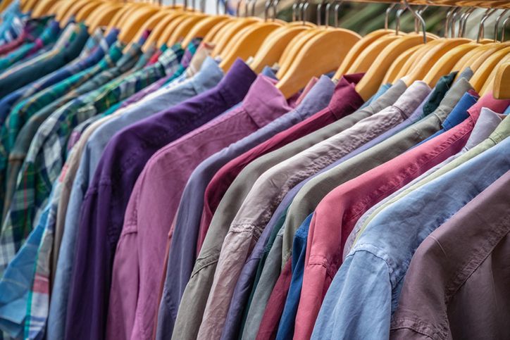 Fenomen odzieży używanej, czyli drugie życie ubrań. Tania i markowa moda na wyciągnięcie ręki