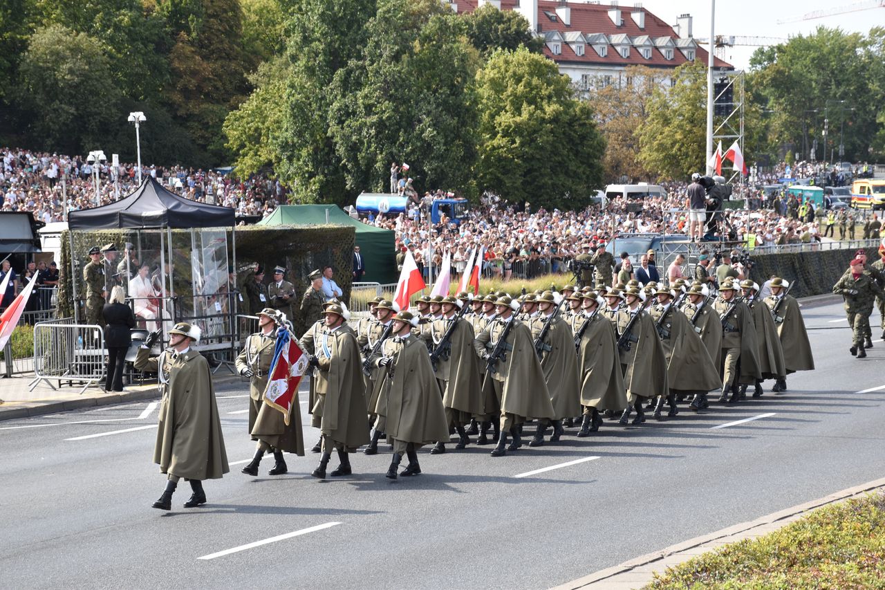 Podhalańczycy z 21. Brygady zawsze robią piorunujące wrażenie, choć ich mundury galowe nie współpracują najlepiej z sierpniową pogodą.