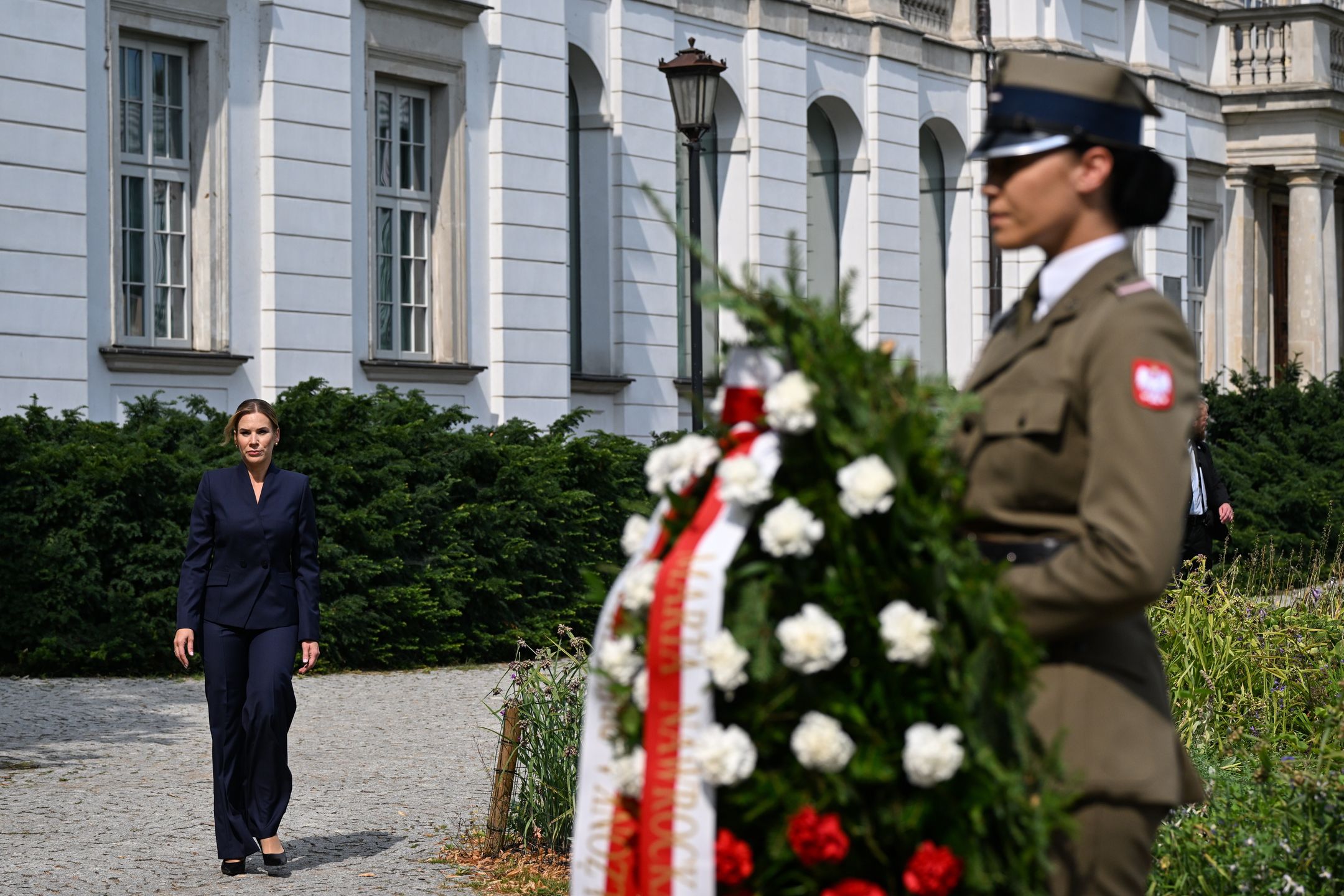 Warszawa, 01.08.2026. Obchody 82. rocznicy wybuchu Powstania Warszawskiego. Pierwsza dama Marta Nawrocka przed złożeniem kwiatów przy pomniku ?Kobietom Powstania Warszawskiego? w Warszawie, 1 bm. W stolicy trwają obchody 82. rocznicy wybuchu Powstania Warszawskiego - wystąpienia zbrojnego przeciwko okupującym Warszawę wojskom niemieckim, zorganizowanego przez Armię Krajową. (ad) PAP/Radek Pietruszka