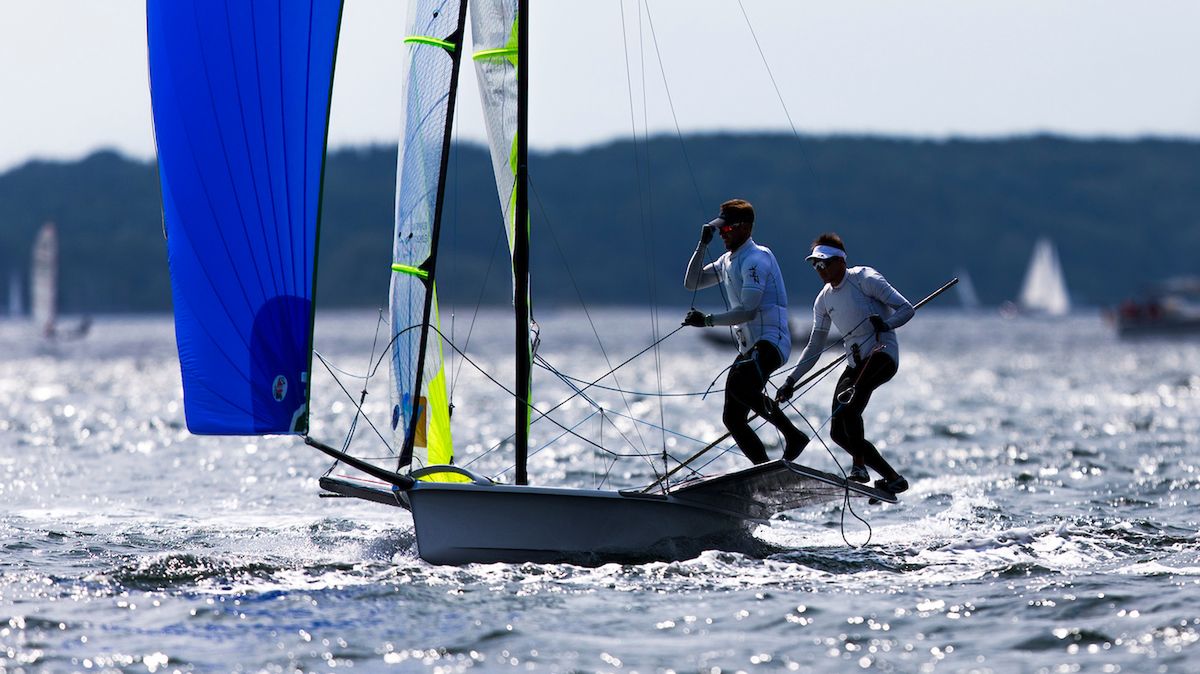 Materiały prasowe / Pedro Martinez / Sailing Energy / Na zdjęciu: Paweł Kołodziński (L) i Łukasz Przybytek (P) na jachcie olimpijskiej klasy 49er
