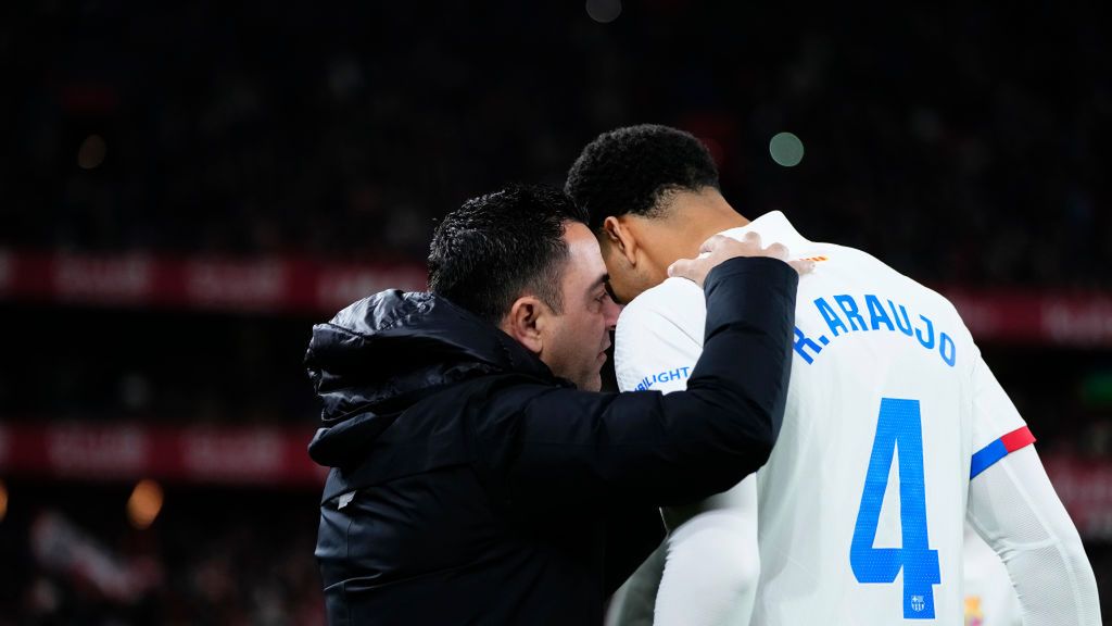 Getty Images / Jose Breton/Pics Action/NurPhoto / Na zdjęciu: Xavi w rozmowie z Ronaldem Araujo