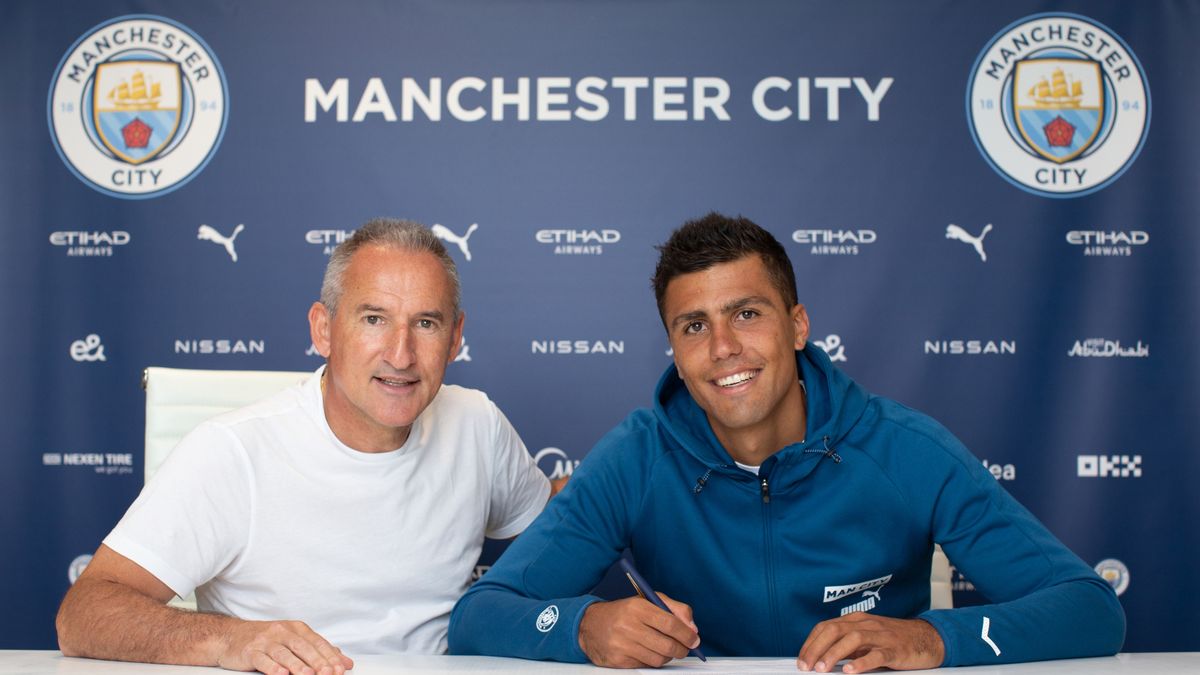 Rodri (po prawej) przy podpisaniu nowego kontraktu